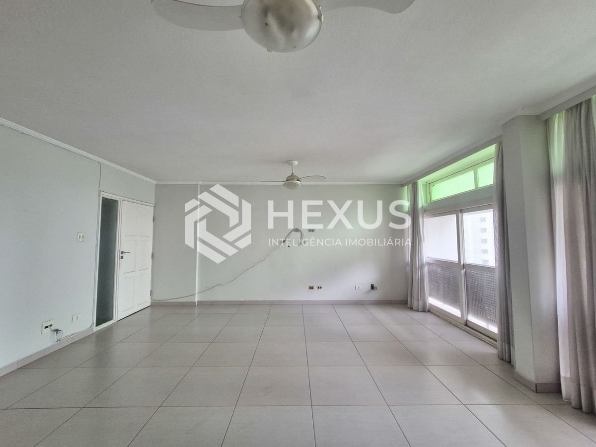 Foto 3 de Apartamento com varanda a 1 quadra do mar nas Pitangueiras, Guarujá