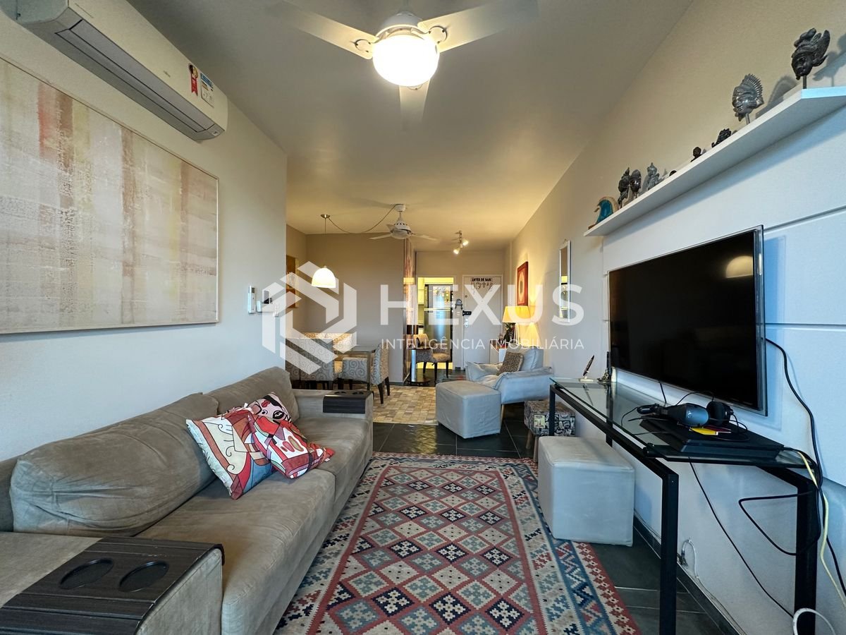 Foto 2 de Apartamento com varanda a 250m da praia na Enseada, Guarujá