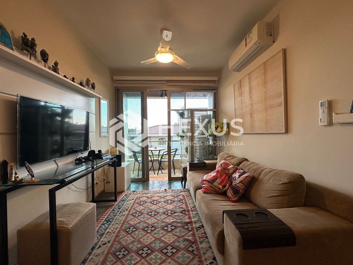 Foto 3 de Apartamento com varanda a 250m da praia na Enseada, Guarujá
