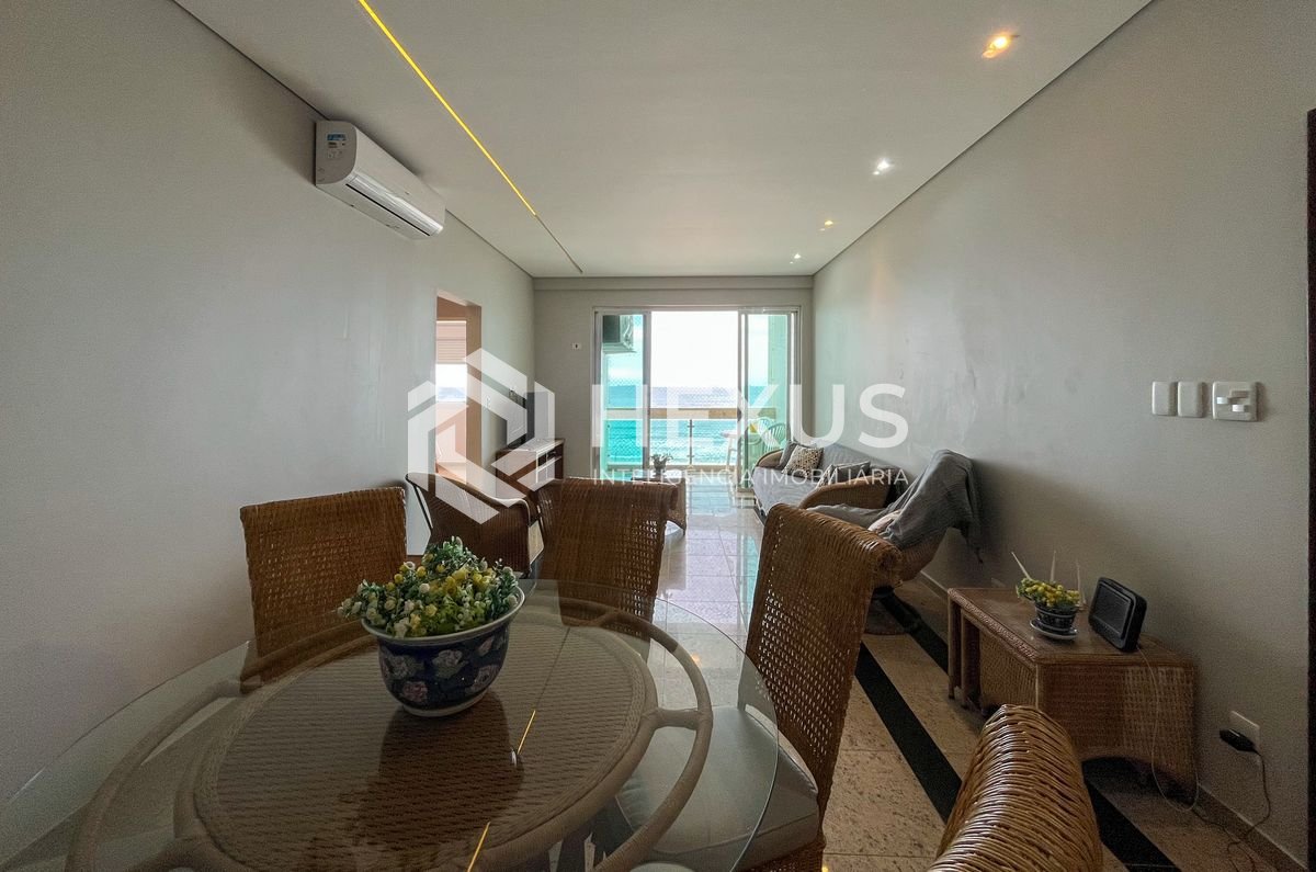 Foto 3 de Apartamento reformado frente mar com varanda vista mar nas Pitangueiras, Guarujá
