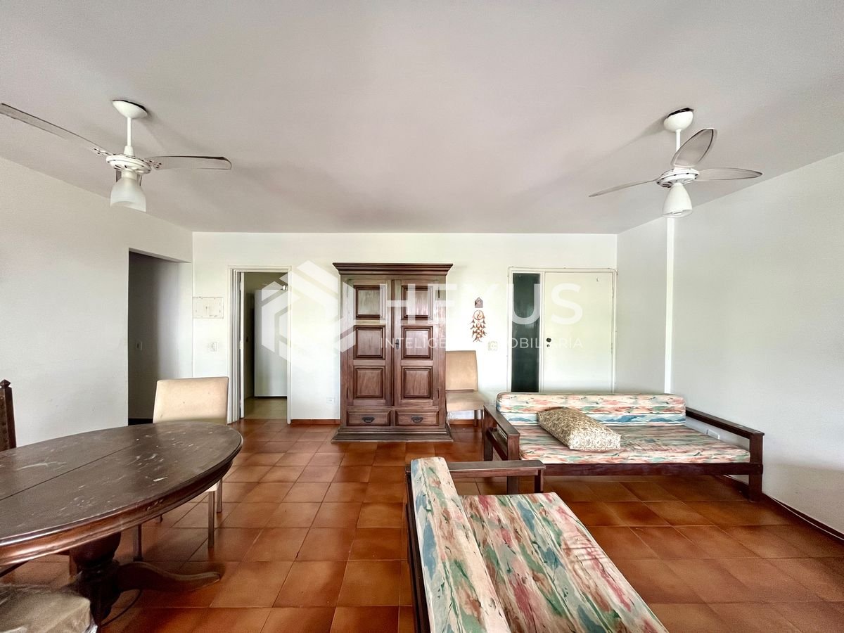 Foto 3 de Apartamento com varanda a 1 quadra do mar nas Pitangueiras, Guarujá