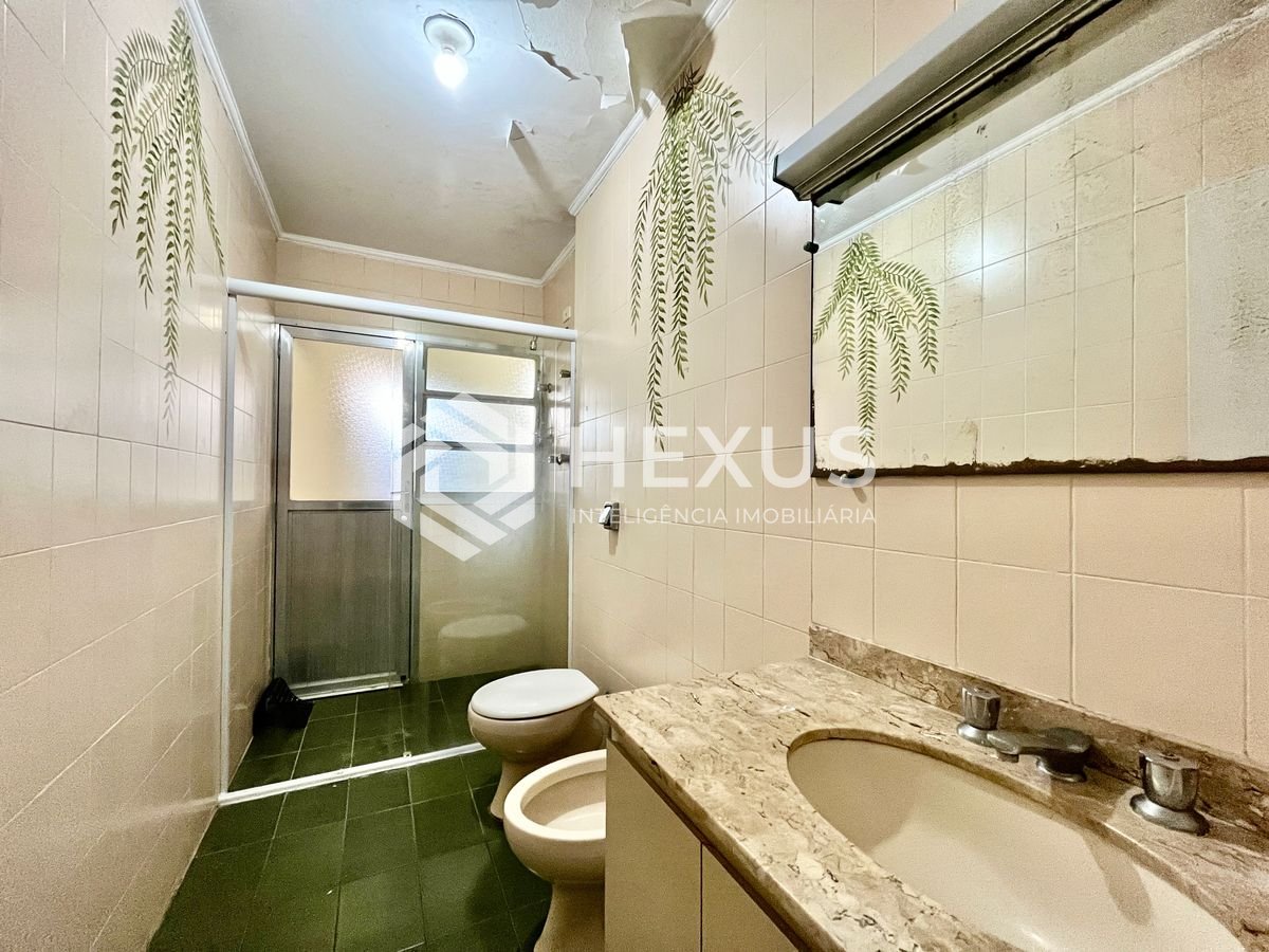 Foto 5 de Apartamento com varanda a 1 quadra do mar nas Pitangueiras, Guarujá