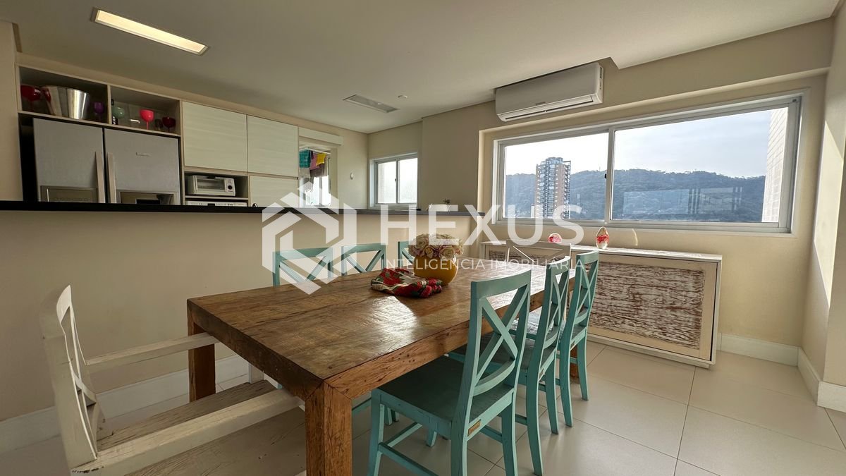 Foto 4 de Apartamento com varanda e lazer a 200m da praia nas Pitangueiras, Guarujá