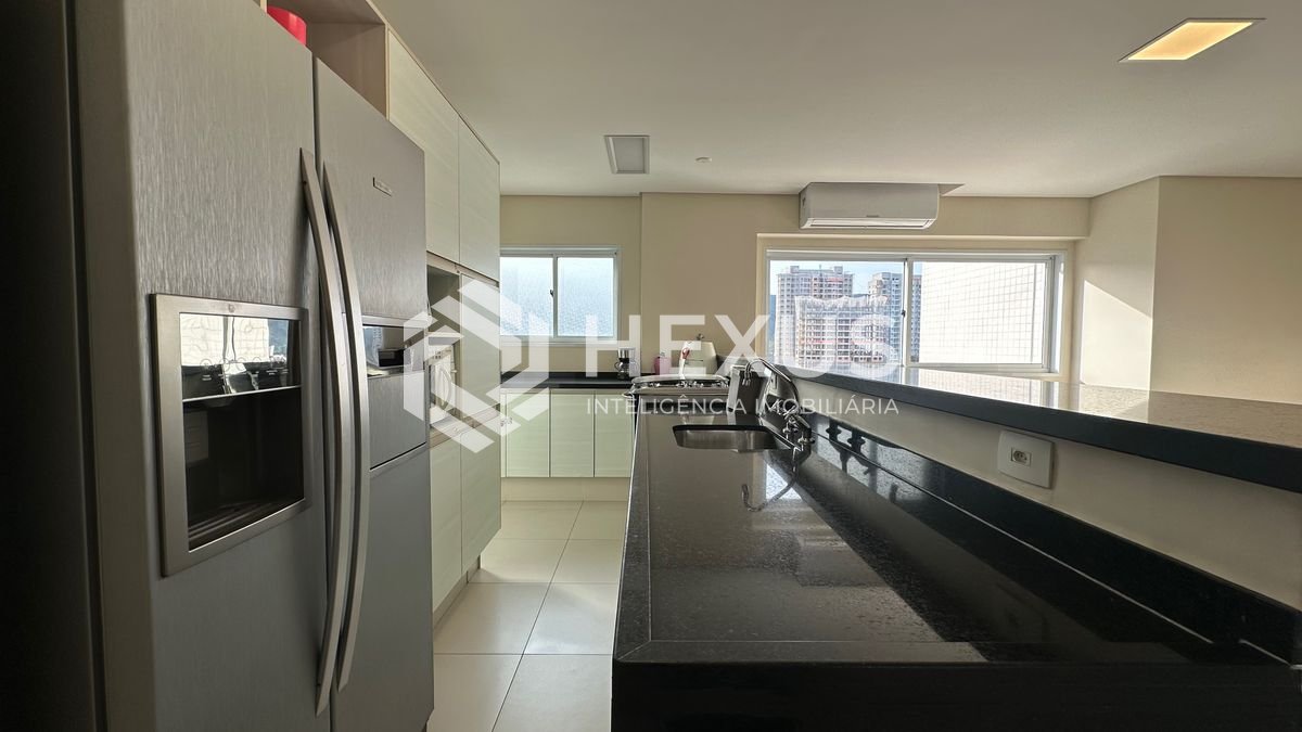 Foto 5 de Apartamento com varanda e lazer a 200m da praia nas Pitangueiras, Guarujá