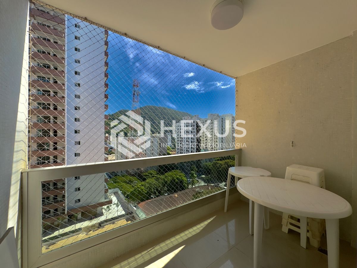 Foto 2 de Apartamento com varanda a 1 quadra da praia nas Pitangueiras, Guarujá