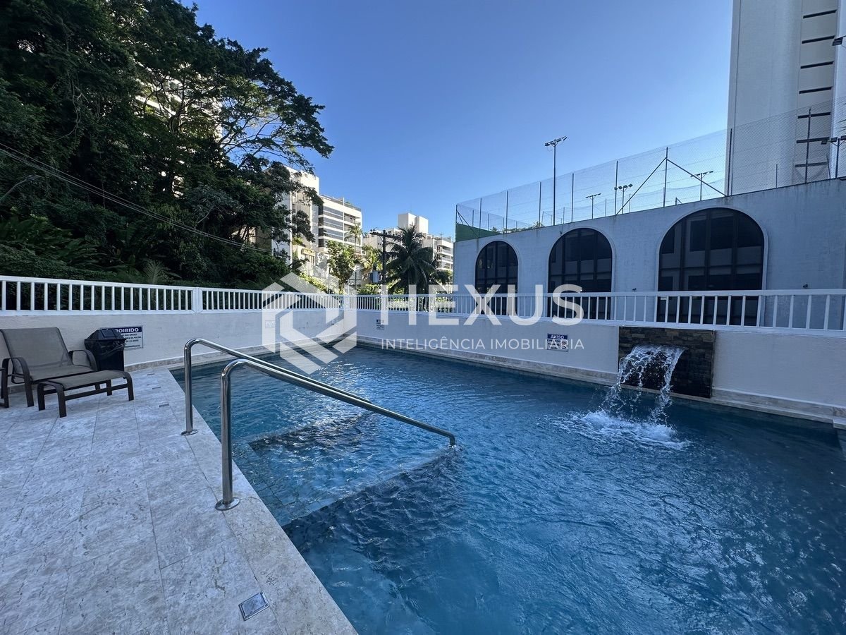 Foto 3 de Apartamento reformado com varanda e lazer a 400m da praia na região do Tortugas na Enseada, Guarujá