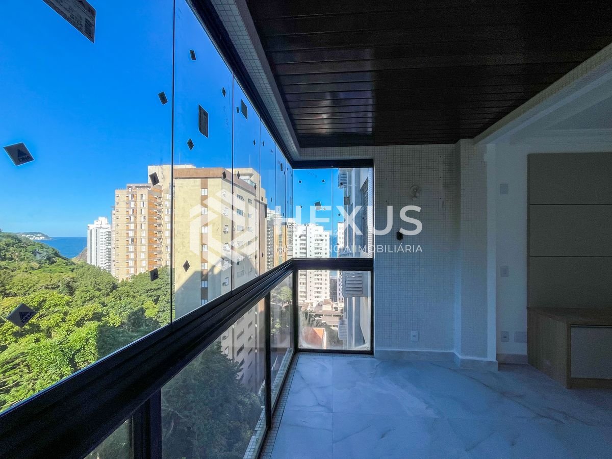 Foto 2 de Apartamento reformado com varanda vista mar e lazer a 1 quadra da praia nas Pitangueiras, Guarujá