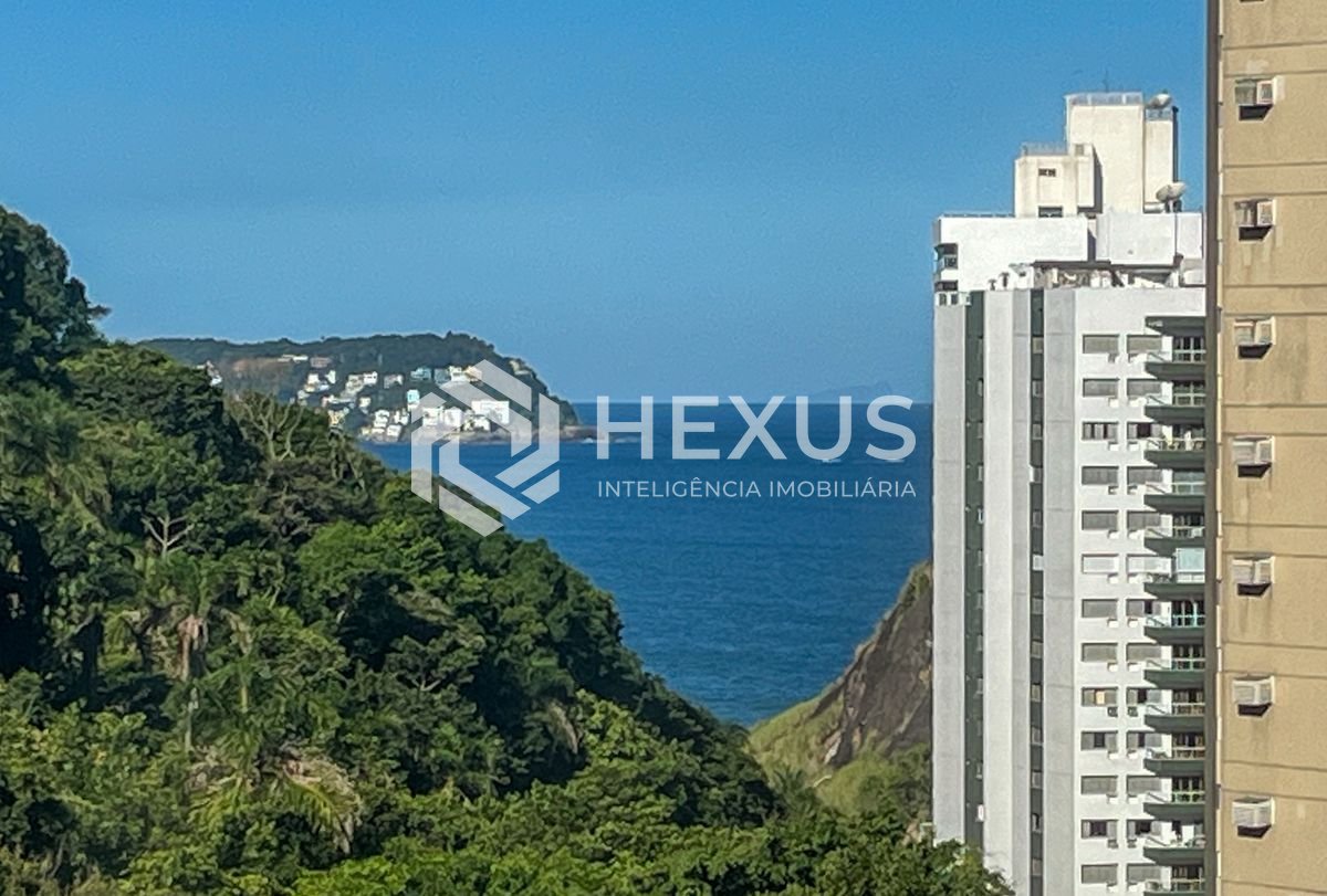 Foto 3 de Apartamento reformado com varanda vista mar e lazer a 1 quadra da praia nas Pitangueiras, Guarujá