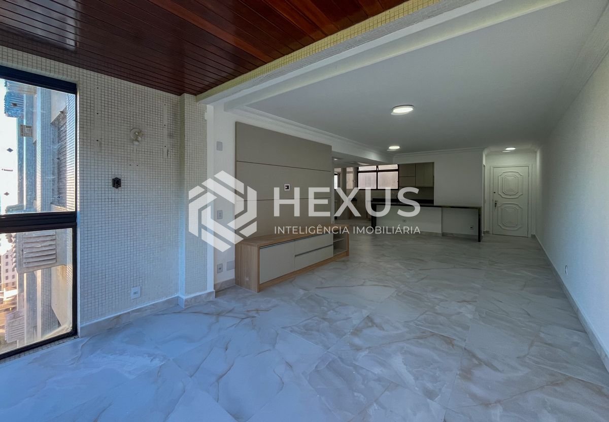 Foto 4 de Apartamento reformado com varanda vista mar e lazer a 1 quadra da praia nas Pitangueiras, Guarujá