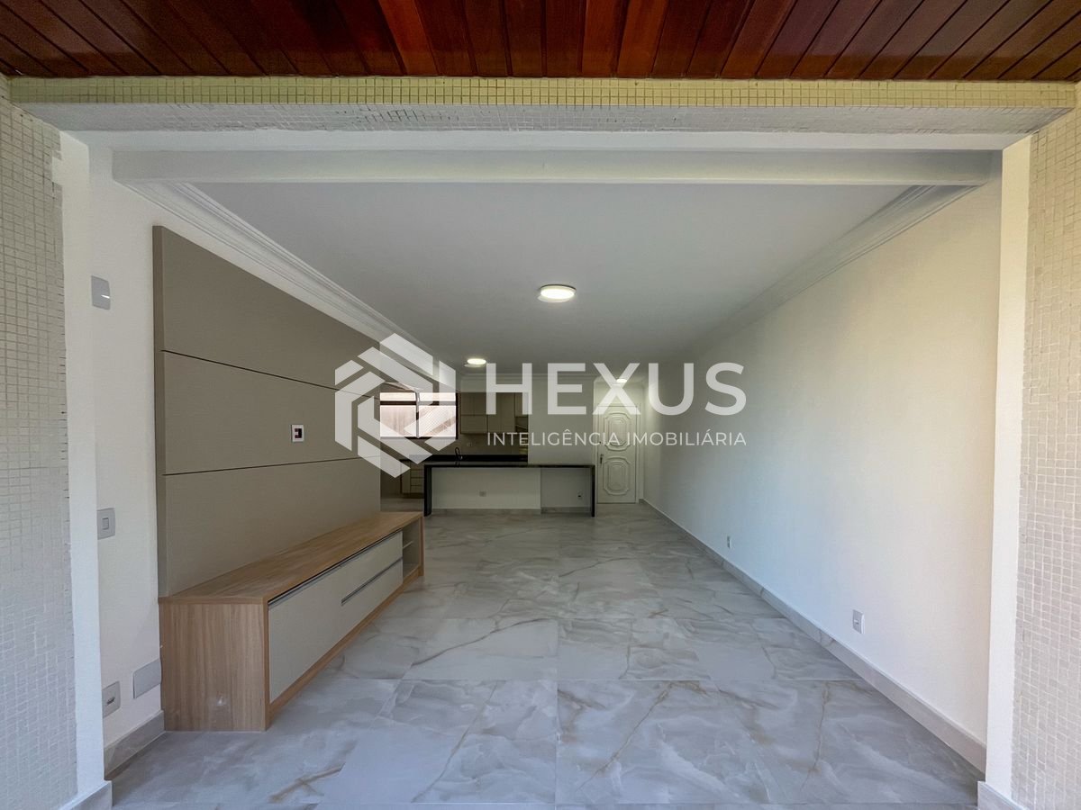 Foto 5 de Apartamento reformado com varanda vista mar e lazer a 1 quadra da praia nas Pitangueiras, Guarujá