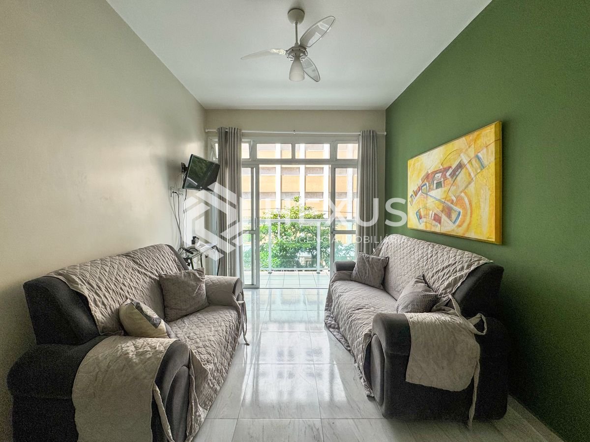 Foto 3 de Apartamento reformado com varanda a 150m da praia nas Pitangueiras, Guarujá