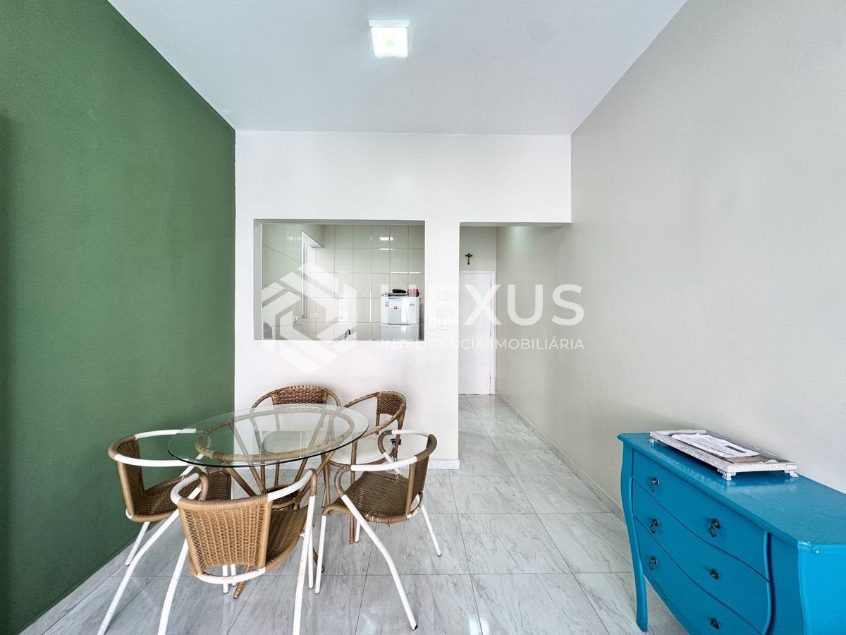 Foto 5 de Apartamento reformado com varanda a 150m da praia nas Pitangueiras, Guarujá