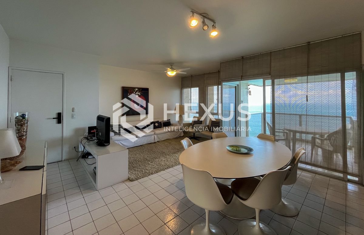 Foto 3 de Apartamento frente mar com varanda nas Pitangueiras, Guarujá