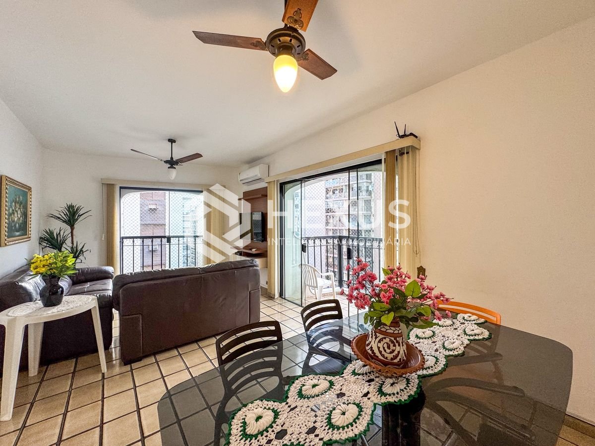 Foto 2 de Apartamento com varanda e lazer a 240m da praia nas Pitangueiras, Guarujá