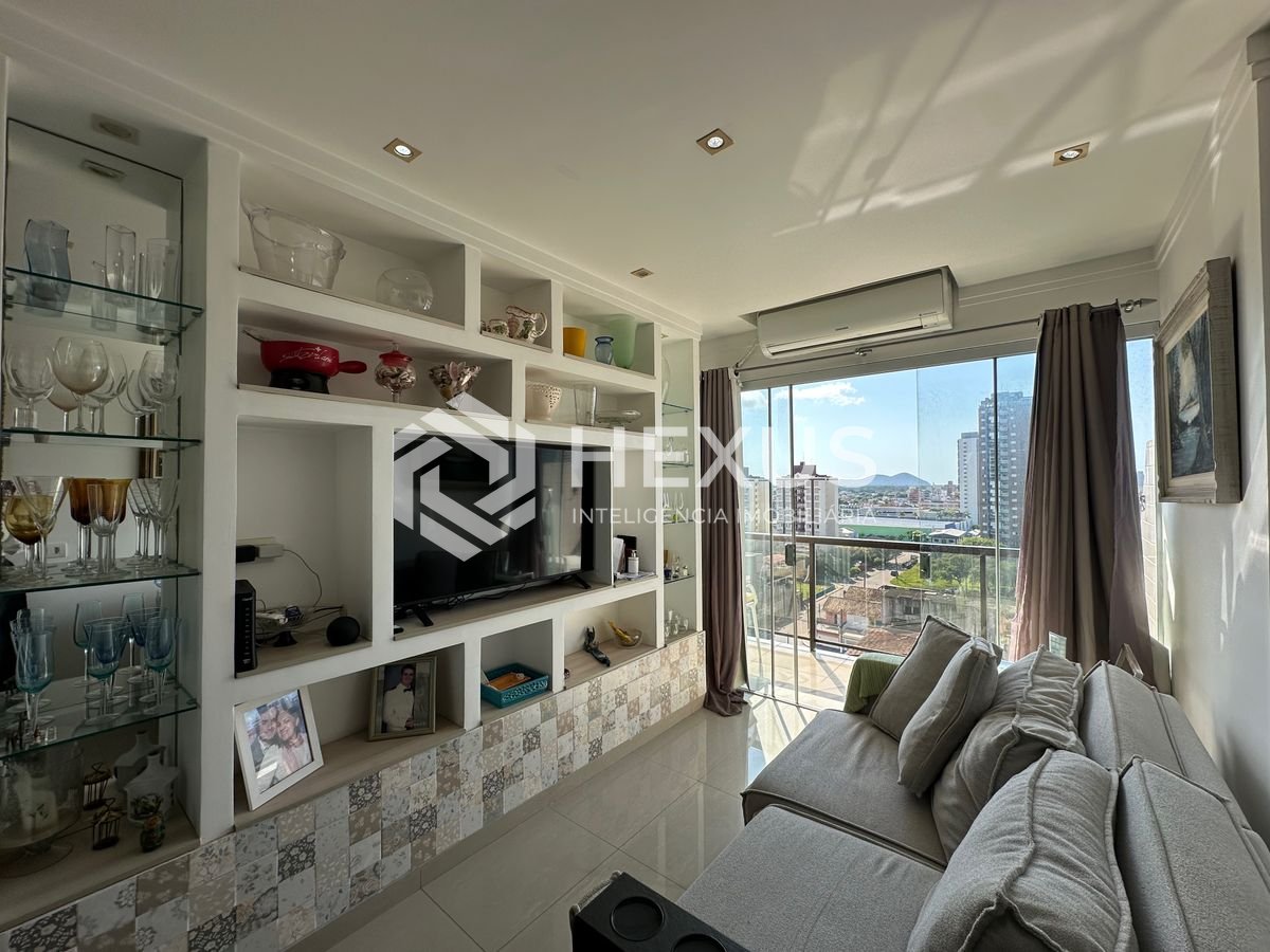 Foto 2 de Apartamento reformado com varanda vista mar e lazer a 500m da praia na Enseada, Guarujá