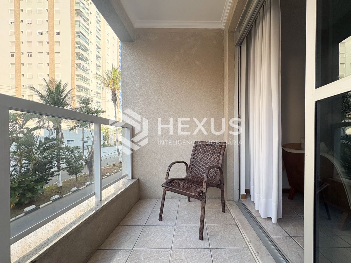 Foto 4 de Apartamento com varanda a 150m da praia na Enseada, Guarujá
