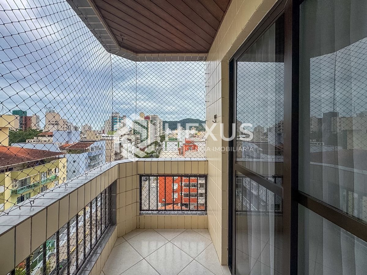 Foto 2 de Apartamento reformado com varanda e lazer no Jardim Astúrias, Guarujá