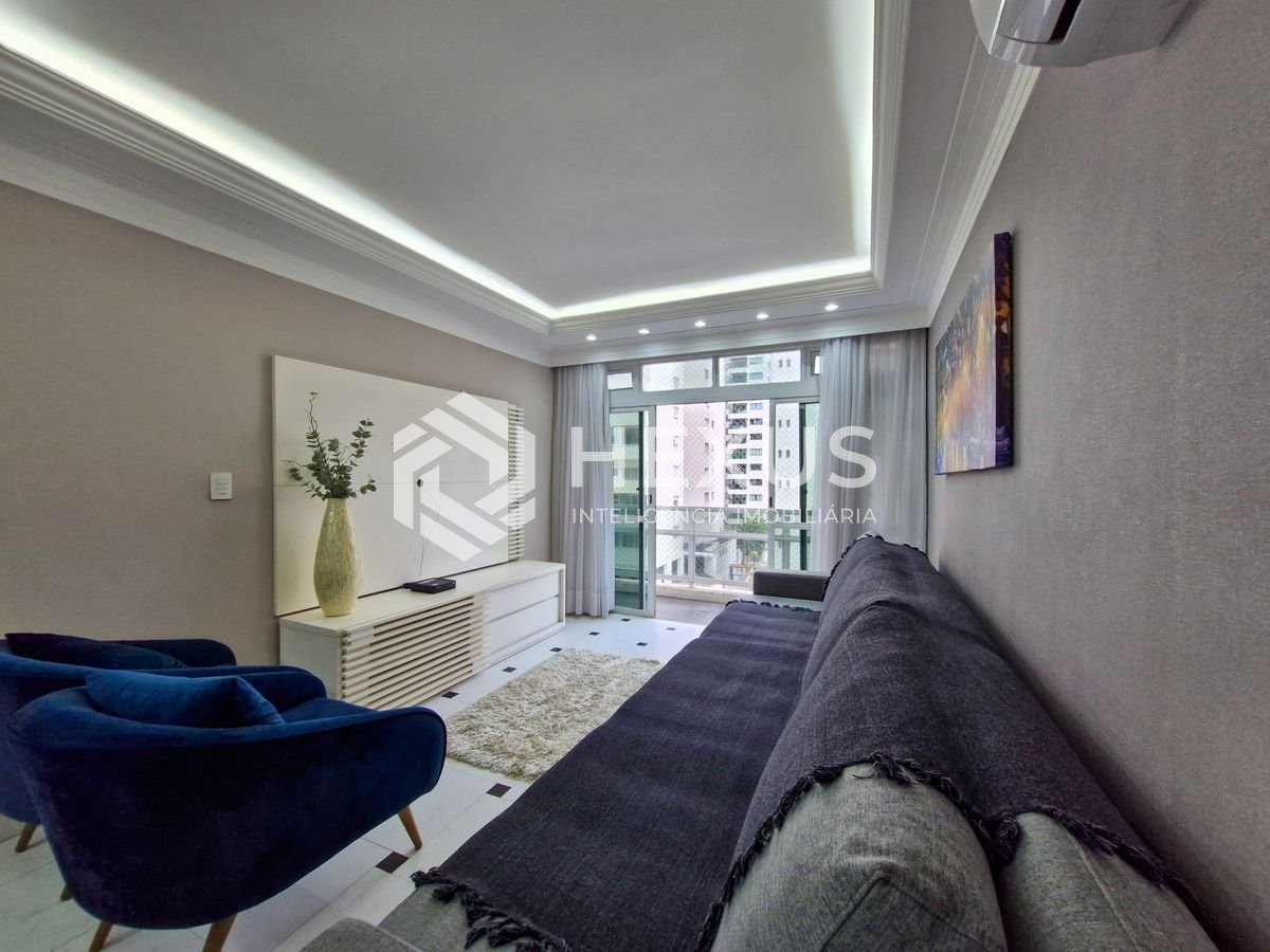 Foto 2 de Apartamento com varanda a 1 quadra da praia nas Pitangueiras, Guarujá, SP