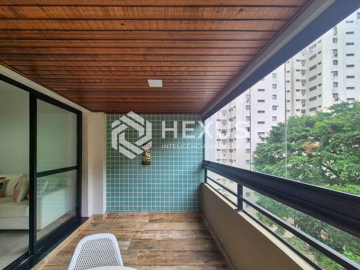 Foto 2 de Apartamento com varanda e lazer a 1 quadra da praia nas Pitangueiras, Guarujá