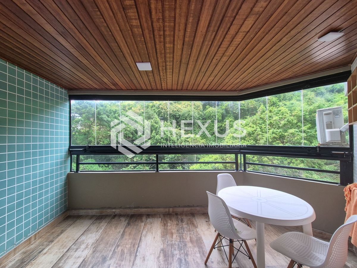 Foto 3 de Apartamento com varanda e lazer a 1 quadra da praia nas Pitangueiras, Guarujá