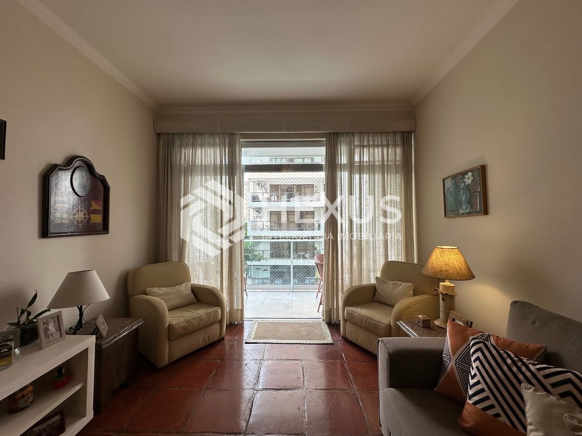 Foto 3 de Apartamento com varanda vista mar a 80m da praia nas Pitangueiras, Guarujá