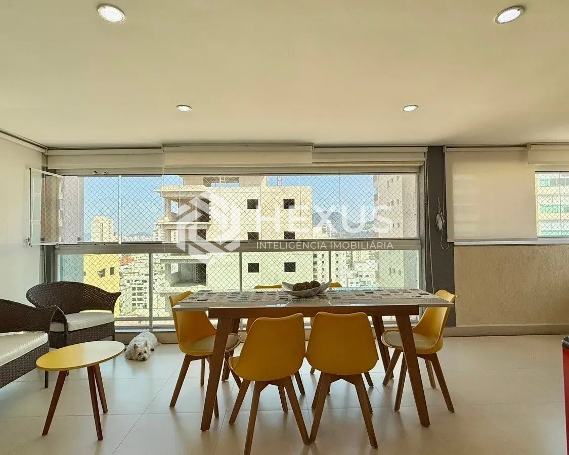 Foto 2 de Apartamento reformado com varanda e lazer a 350m da praia na Enseada, Guarujá