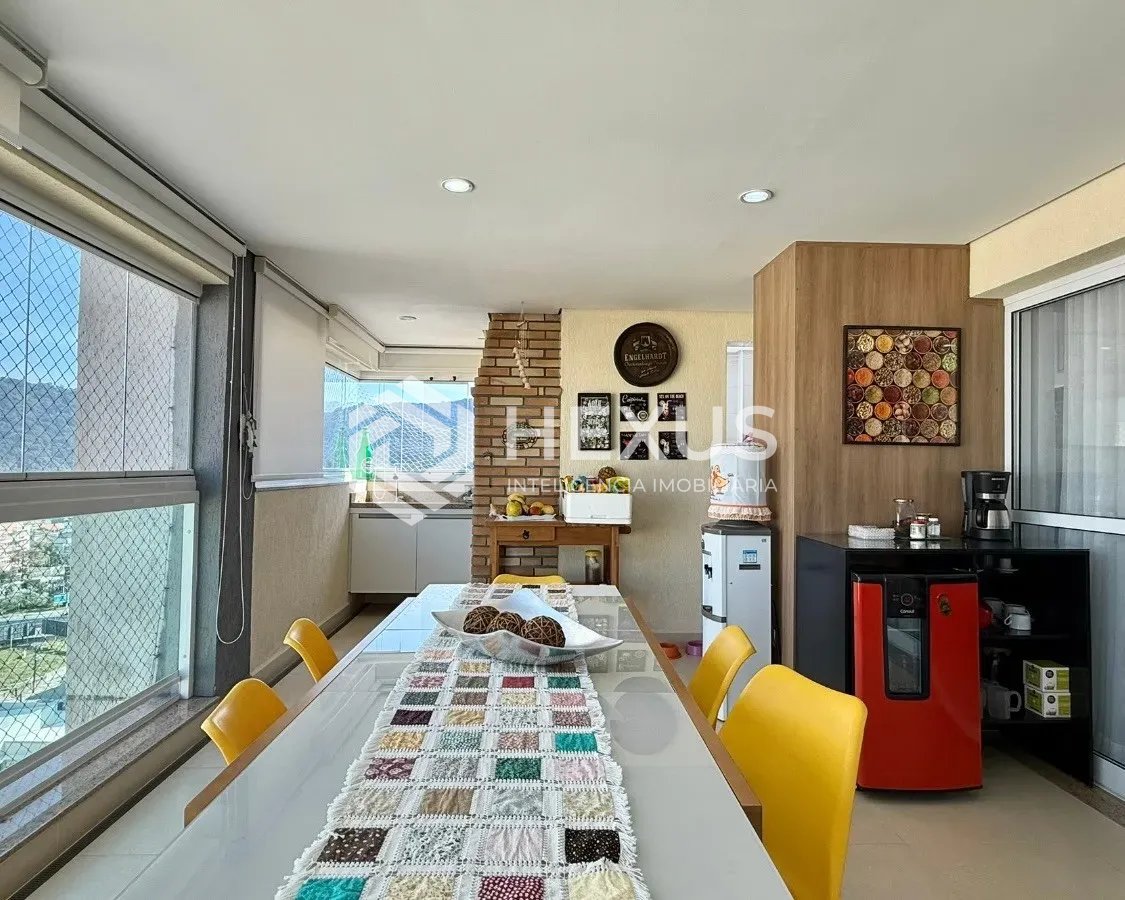 Foto 3 de Apartamento reformado com varanda e lazer a 350m da praia na Enseada, Guarujá