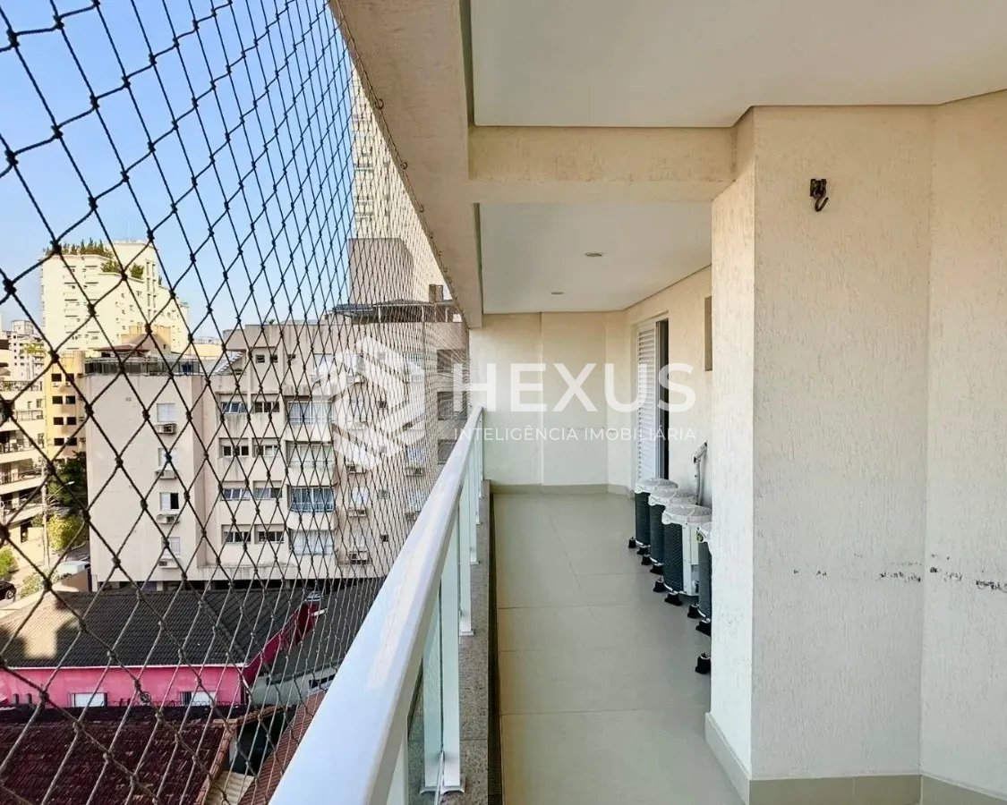 Foto 3 de Apartamento reformado com varanda e lazer a 350m da praia na Enseada, Guarujá