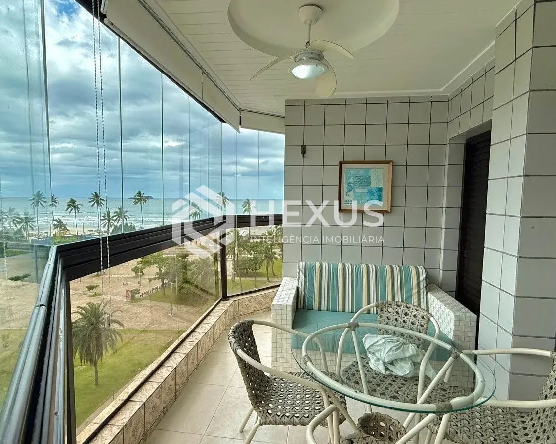 Foto 2 de Apartamento reformado com varanda vista mar e lazer na beira mar da praia na Enseada, Guarujá