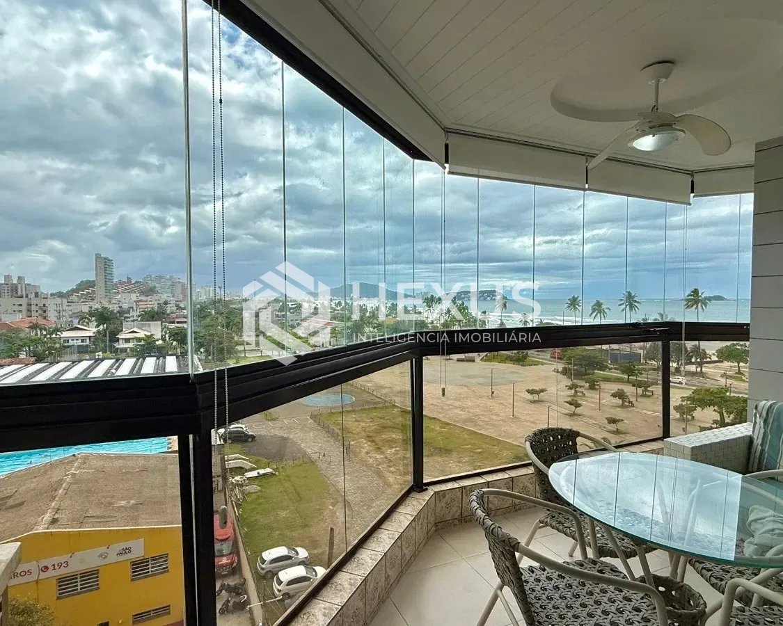 Foto 3 de Apartamento reformado com varanda vista mar e lazer na beira mar da praia na Enseada, Guarujá