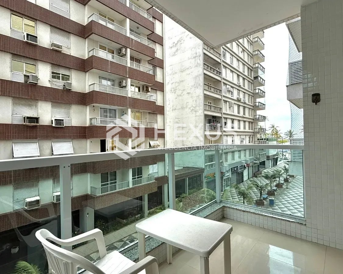 Foto 2 de Apartamento reformado com varanda vista mar na beira mar da praia nas Pitangueiras, Guarujá