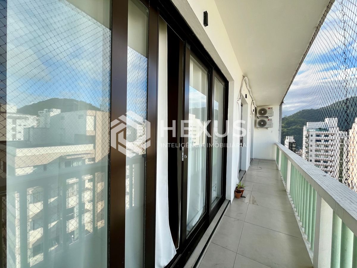 Foto 5 de Apartamento reformado com varanda vista mar na beira mar da praia nas Pitangueiras, Guarujá