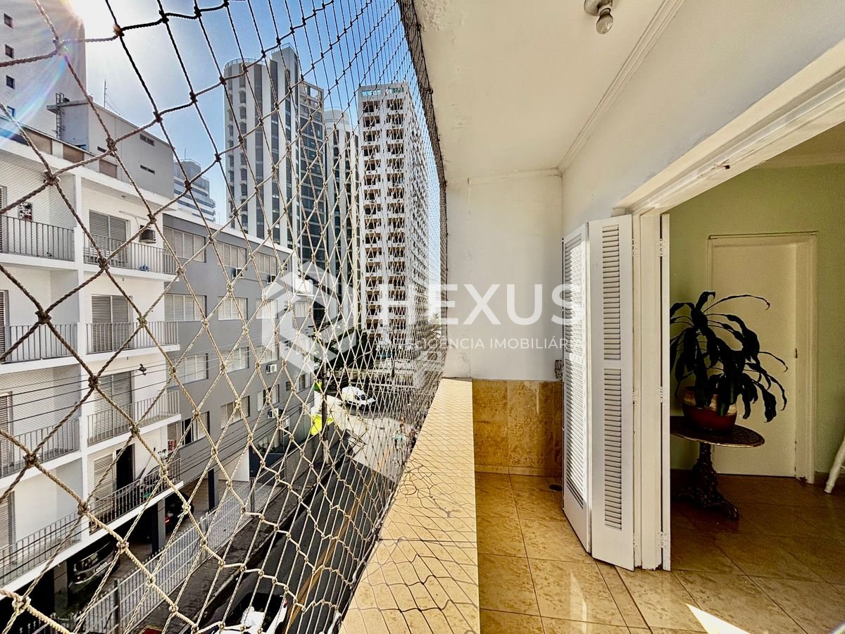 Foto 2 de Apartamento reformado com varanda vista mar a 1 quadra da praia no Jardim Astúrias, Guarujá