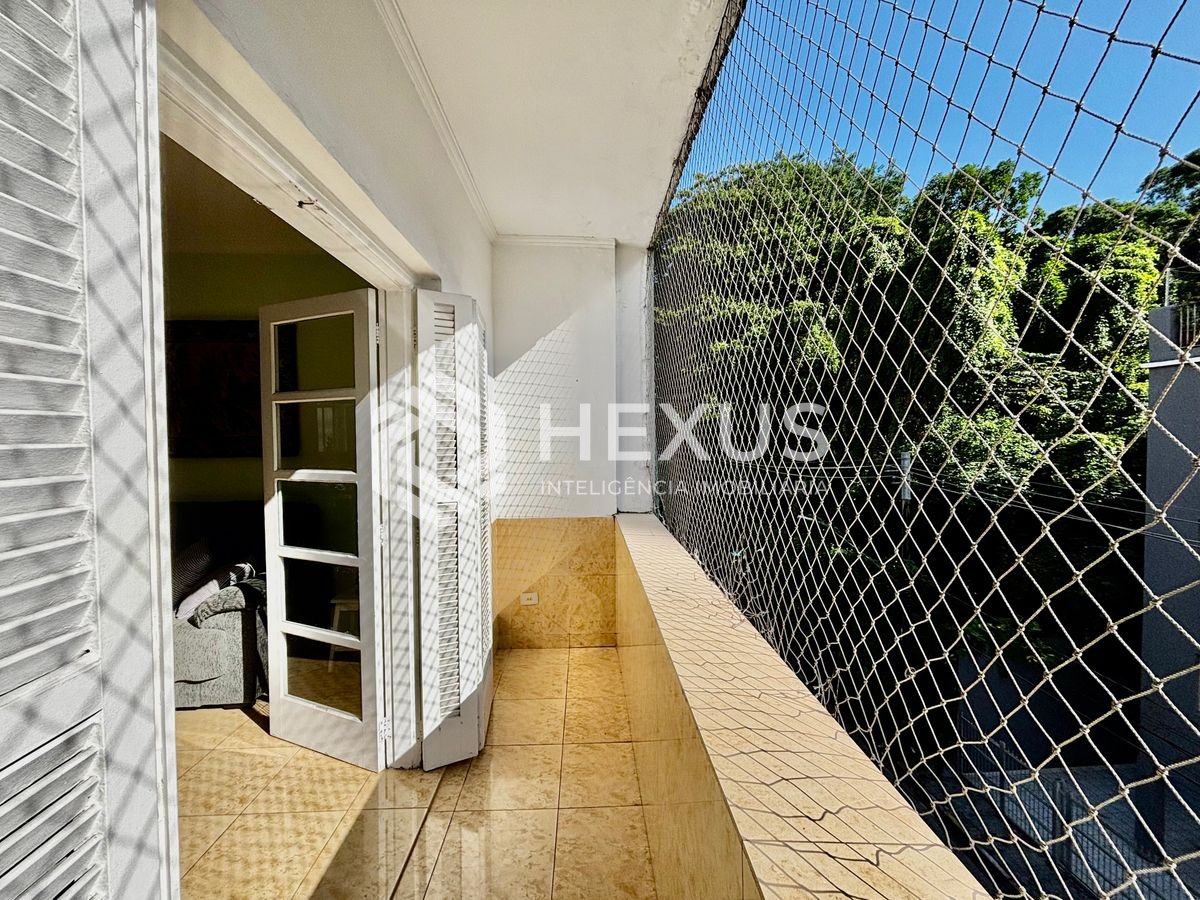 Foto 3 de Apartamento reformado com varanda vista mar a 1 quadra da praia no Jardim Astúrias, Guarujá