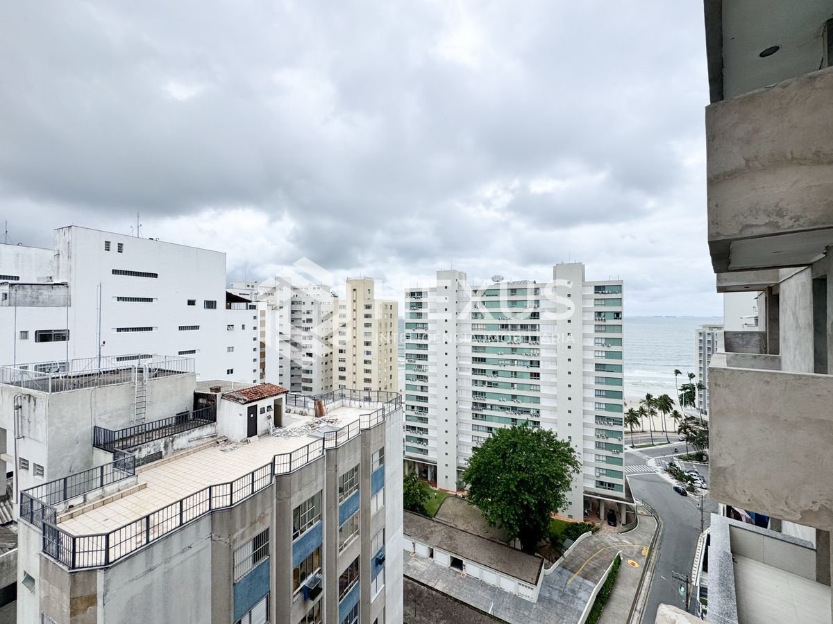 Foto 3 de Apartamento reformado com varanda vista mar e lazer nas Pitangueiras, Guarujá