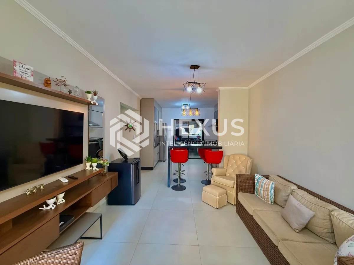 Foto 2 de Apartamento reformado com varanda e lazer a 100m da praia nas Pitangueiras, Guarujá