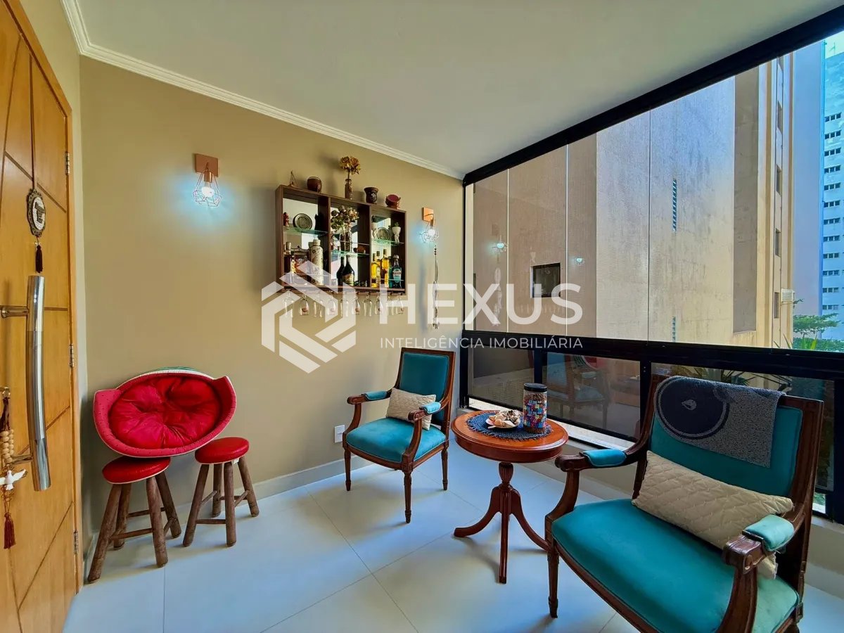 Foto 3 de Apartamento reformado com varanda e lazer a 100m da praia nas Pitangueiras, Guarujá