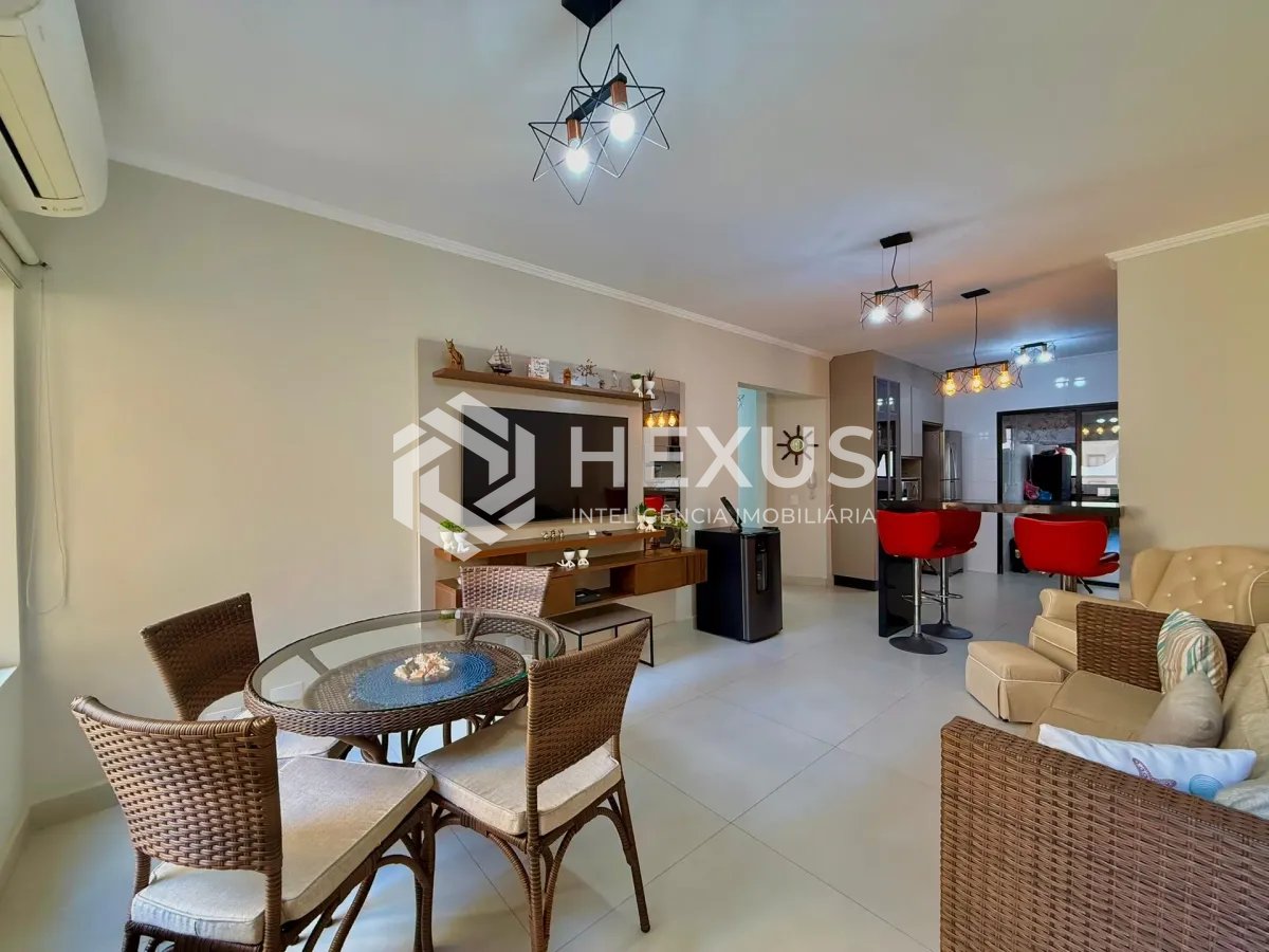 Foto 4 de Apartamento reformado com varanda e lazer a 100m da praia nas Pitangueiras, Guarujá