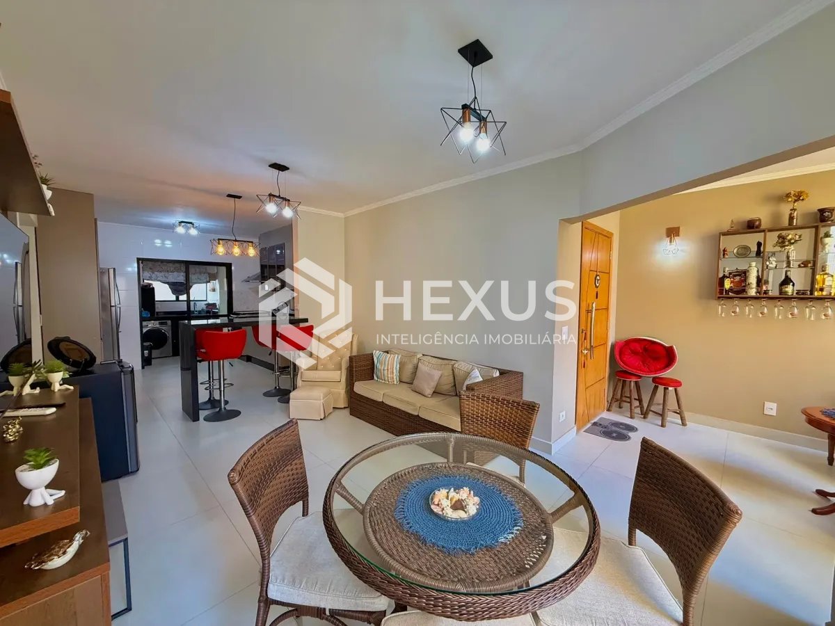 Foto 5 de Apartamento reformado com varanda e lazer a 100m da praia nas Pitangueiras, Guarujá