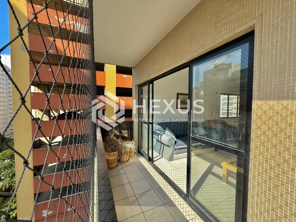 Foto 2 de Apartamento com varanda e lazer a 100m da praia nas Pitangueiras, Guarujá