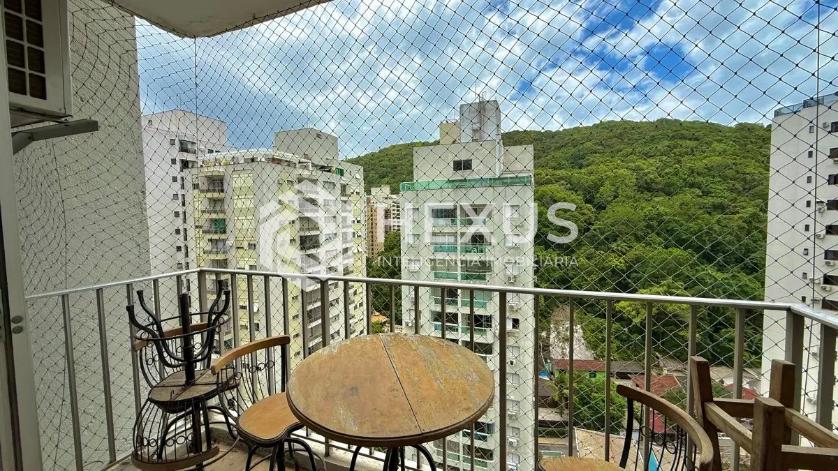 Foto 4 de Apartamento com varanda e lazer a 200m da praia nas Pitangueiras, Guarujá