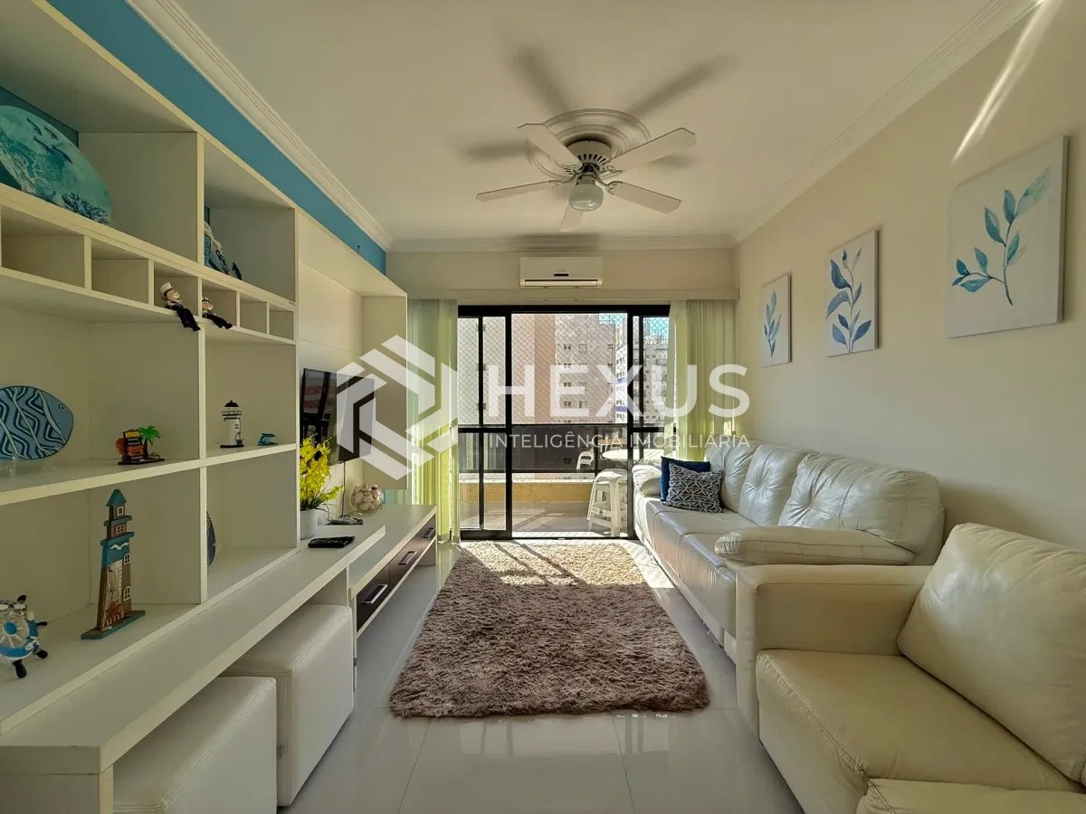 Foto 2 de Apartamento reformado com varanda e lazer a 100m da praia nas Pitangueiras, Guarujá