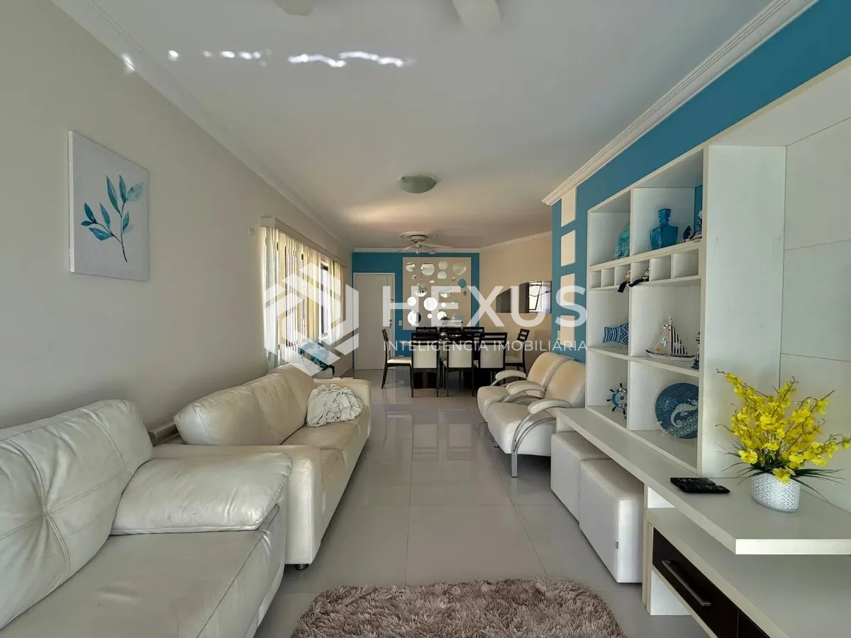 Foto 3 de Apartamento reformado com varanda e lazer a 100m da praia nas Pitangueiras, Guarujá