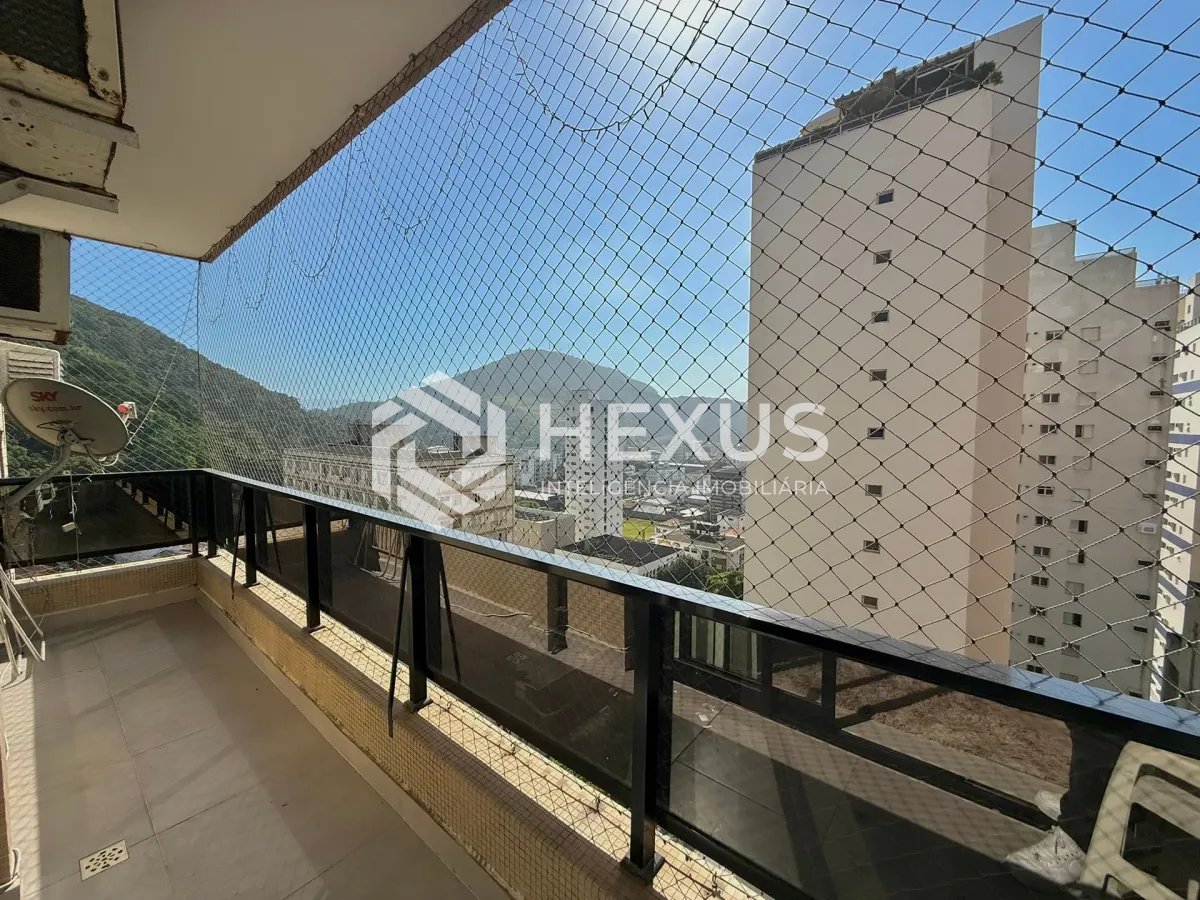 Foto 4 de Apartamento reformado com varanda e lazer a 100m da praia nas Pitangueiras, Guarujá