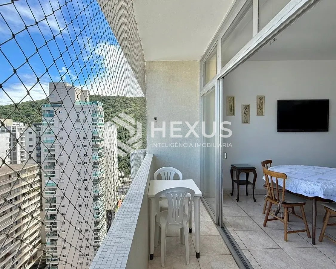 Foto 2 de Apartamento com varanda vista mar a 50m da praia nas Pitangueiras, Guarujá