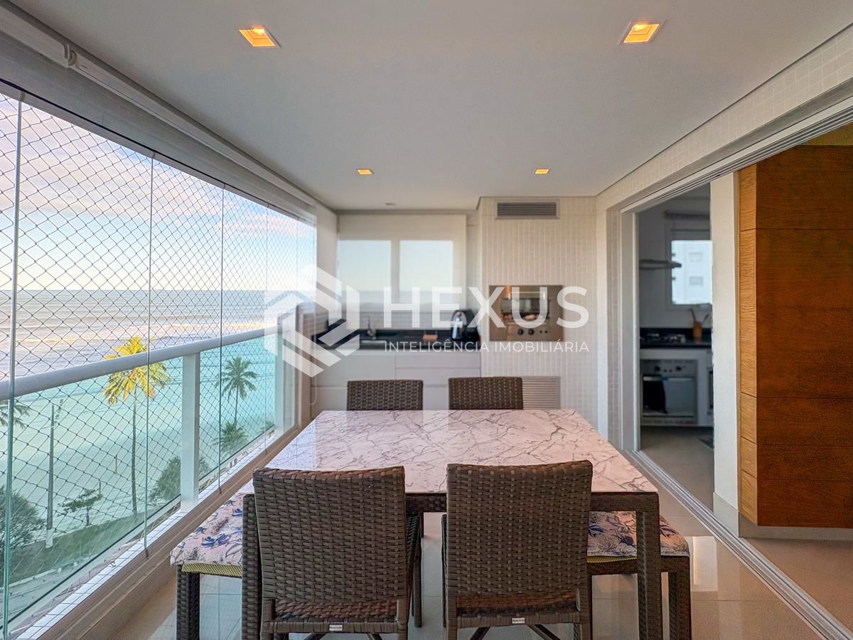 Foto 2 de Apartamento reformado com varanda vista mar e lazer na beira mar da Enseada, Guarujá