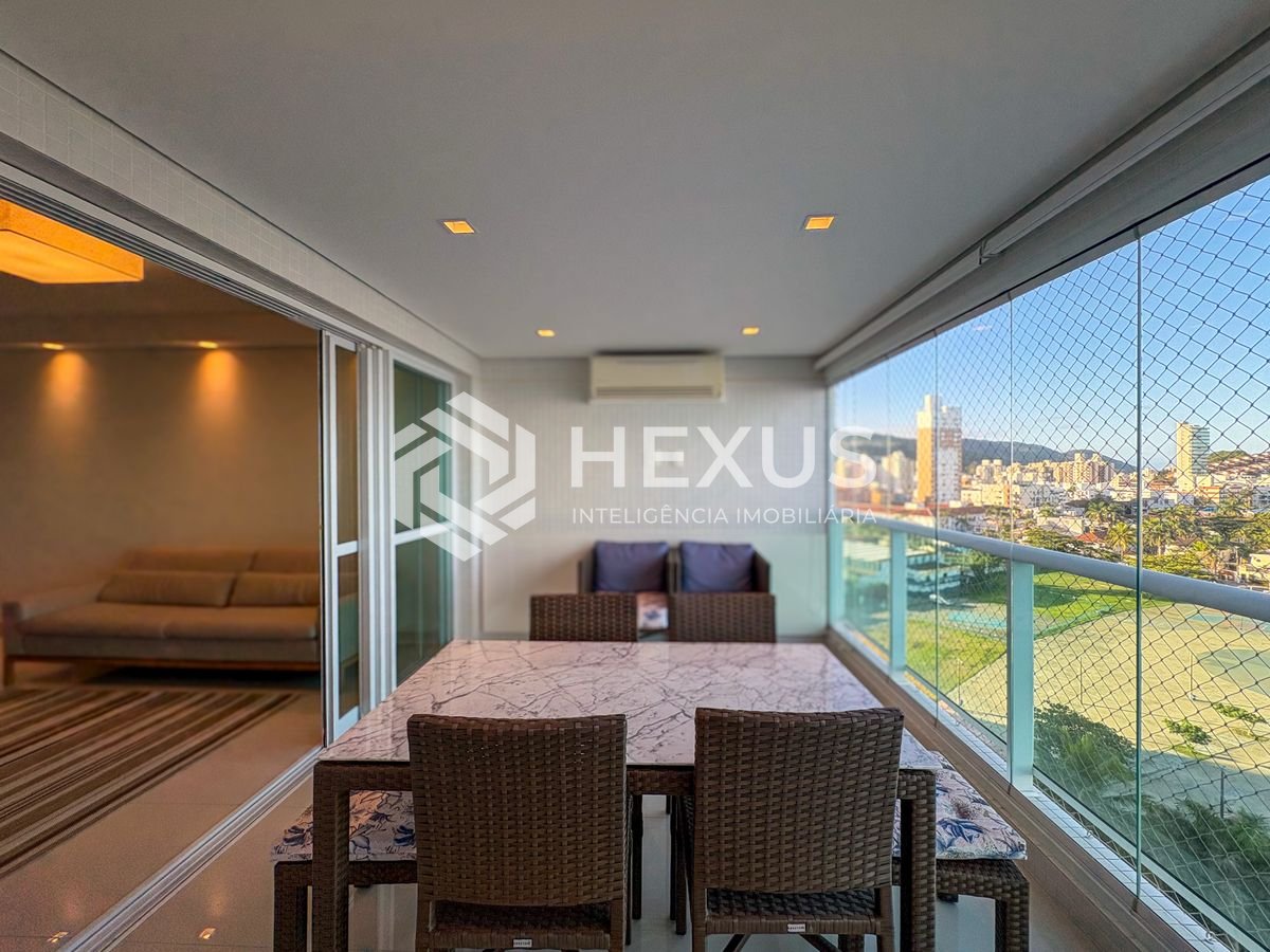 Foto 3 de Apartamento reformado com varanda vista mar e lazer na beira mar da Enseada, Guarujá