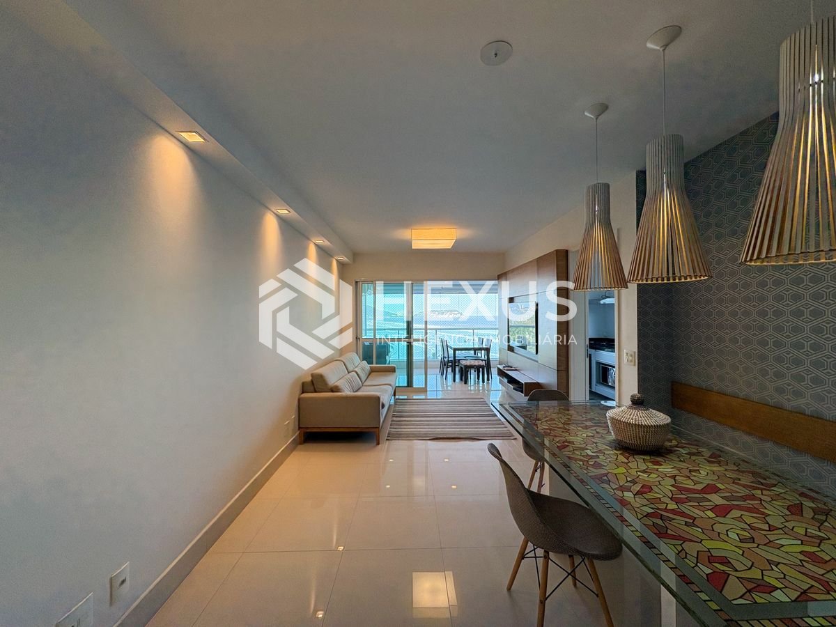 Foto 4 de Apartamento reformado com varanda vista mar e lazer na beira mar da Enseada, Guarujá
