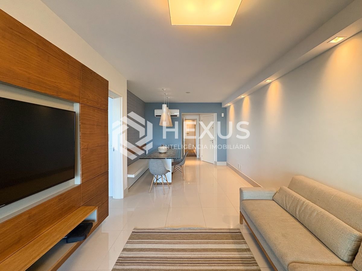 Foto 5 de Apartamento reformado com varanda vista mar e lazer na beira mar da Enseada, Guarujá