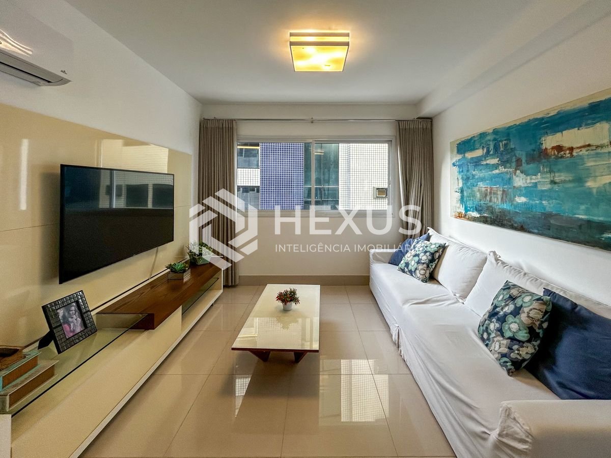 Foto 5 de Apartamento reformado com varanda vista mar na beira mar da praia na Enseada, Guarujá